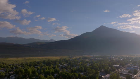 panorámica aérea sobre crested butte en colorado al amanecer.