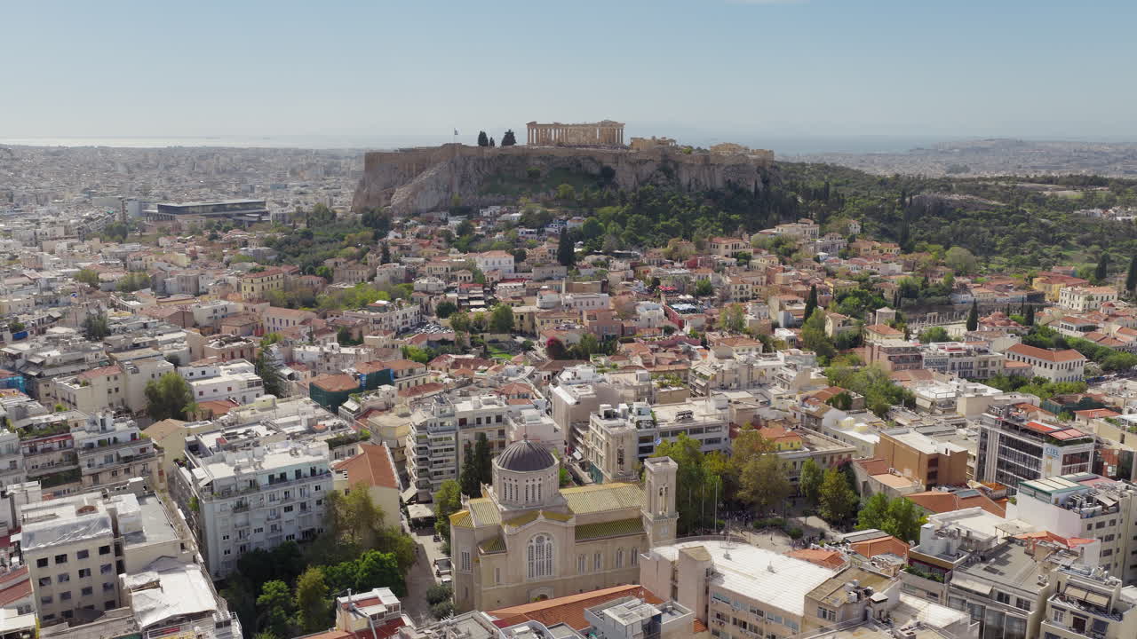 Vista panoramica della moderna città di Atene, in Grecia, con l'antica cittadella dell'Acropoli e il tempio del Partenone