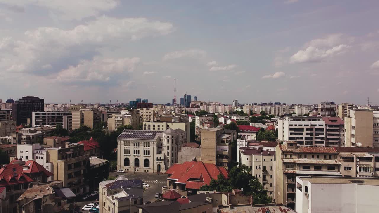 tomada panorámica del horizonte de bucarest en un caluroso día de verano