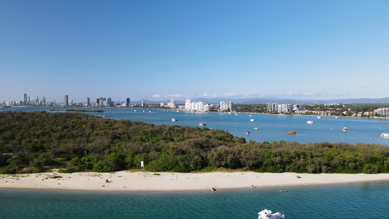도시 경관에 가까운 해상 보트를 위한 안전한 항구를 제공하기 위해 인공적으로 모래섬을 만들었습니다.