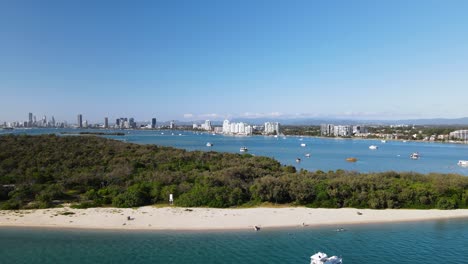 isla de arena artificial para proporcionar un puerto seguro para barcos marinos cerca de un paisaje urbano