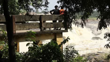 Toma-Panorámica-Que-Revela-A-Una-Persona-Mirando-La-Cascada-En-Usri-Falls-En-Giridih,-Jharkhand,-India-El-Martes-6-De-Octubre-De-2020