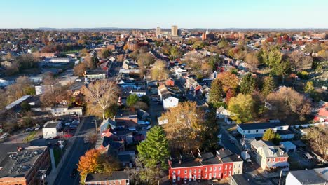 Pequeña-Ciudad-En-Estados-Unidos-Durante-El-Otoño