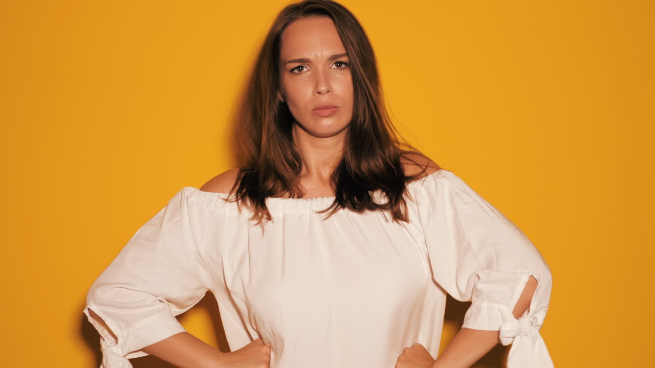 una mujer con una expresión de descontento.