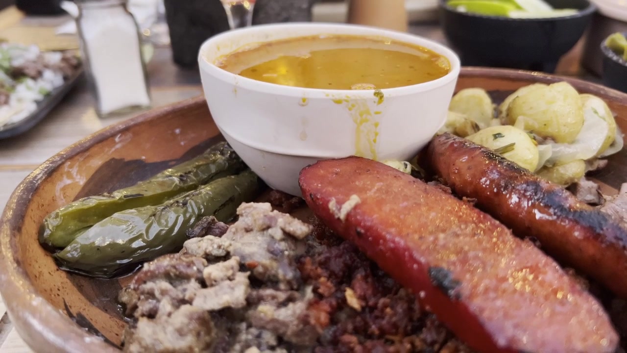 Pasto messicano vivace con salsicce piccanti e zuppa, perfetto per gli amanti del cibo