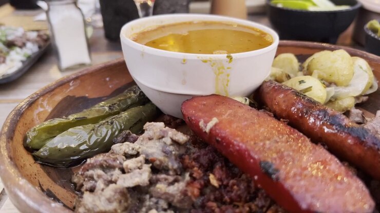 Pasto messicano vivace con salsicce piccanti e zuppa, perfetto per gli amanti del cibo
