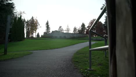 Toma-Panorámica-Del-Parque-Central-De-Los-Jardines-Cullen-Que-Revela-El-Camino-Y-La-Ardilla,-Whitby,-Canadá