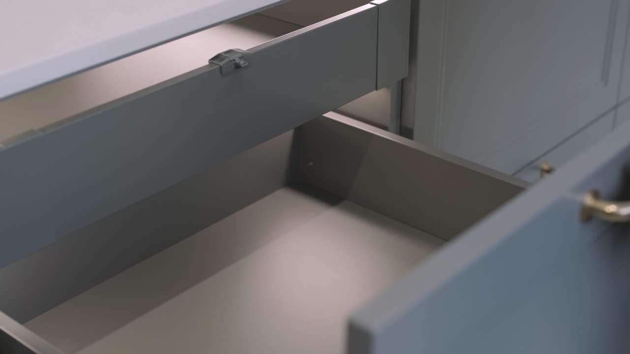 캐비 서랍을 열고 닫는 것