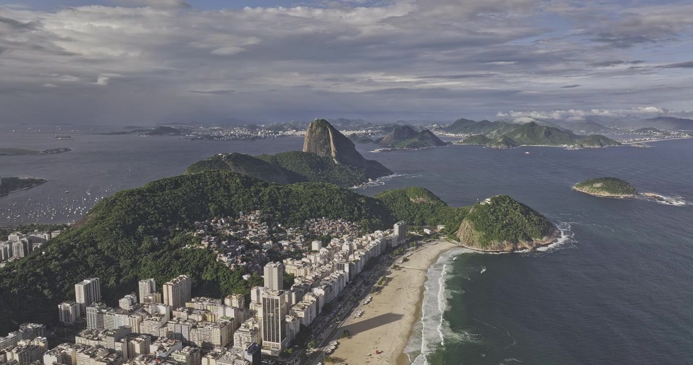 Rio de Janeiro Brasil Sobrevoo aéreo v21 revelando Copacabana, Leme, Botafogo, centro, Urca, Pão de Açúcar e a extensa linha costeira - Filmado com Mavic 3 Pro Cine - 25 de março de 2024
