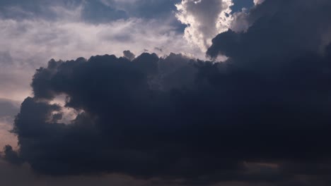 lapso de tiempo: rayos de sol brillando a través de nubes blancas dramáticas en movimiento