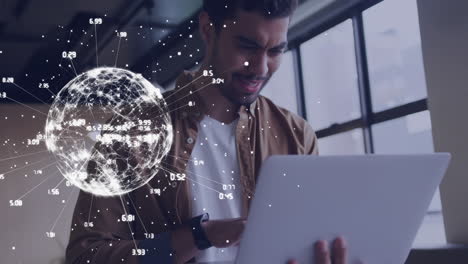 animación del globo de conexiones sobre un empresario biracial sonriente usando una computadora portátil