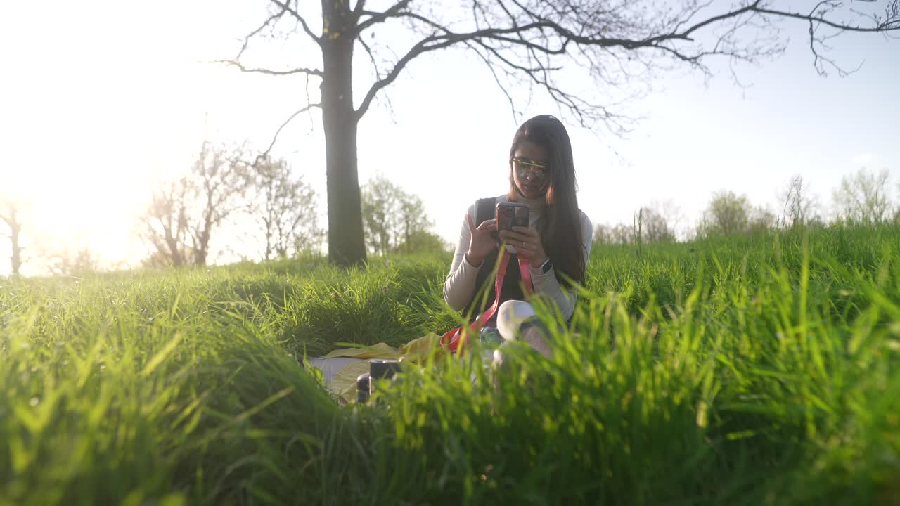 공원에서 휴식을 취하는 여자