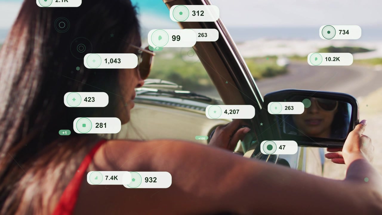 Una conducente percorre una strada costiera, toccando lo specchietto mentre badge di marketing fluttuanti appaiono e si espandono.