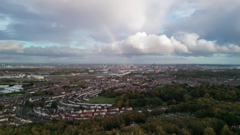 Hiperlapso-Del-Arco-Iris---Bidston-Hill,-Wirral-Reino-Unido---Vista-De-Liverpool