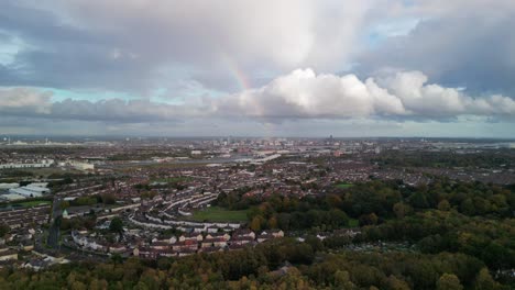 hiperlapso del arco iris - colina de bidston, wirral, reino unido - vista de liverpool