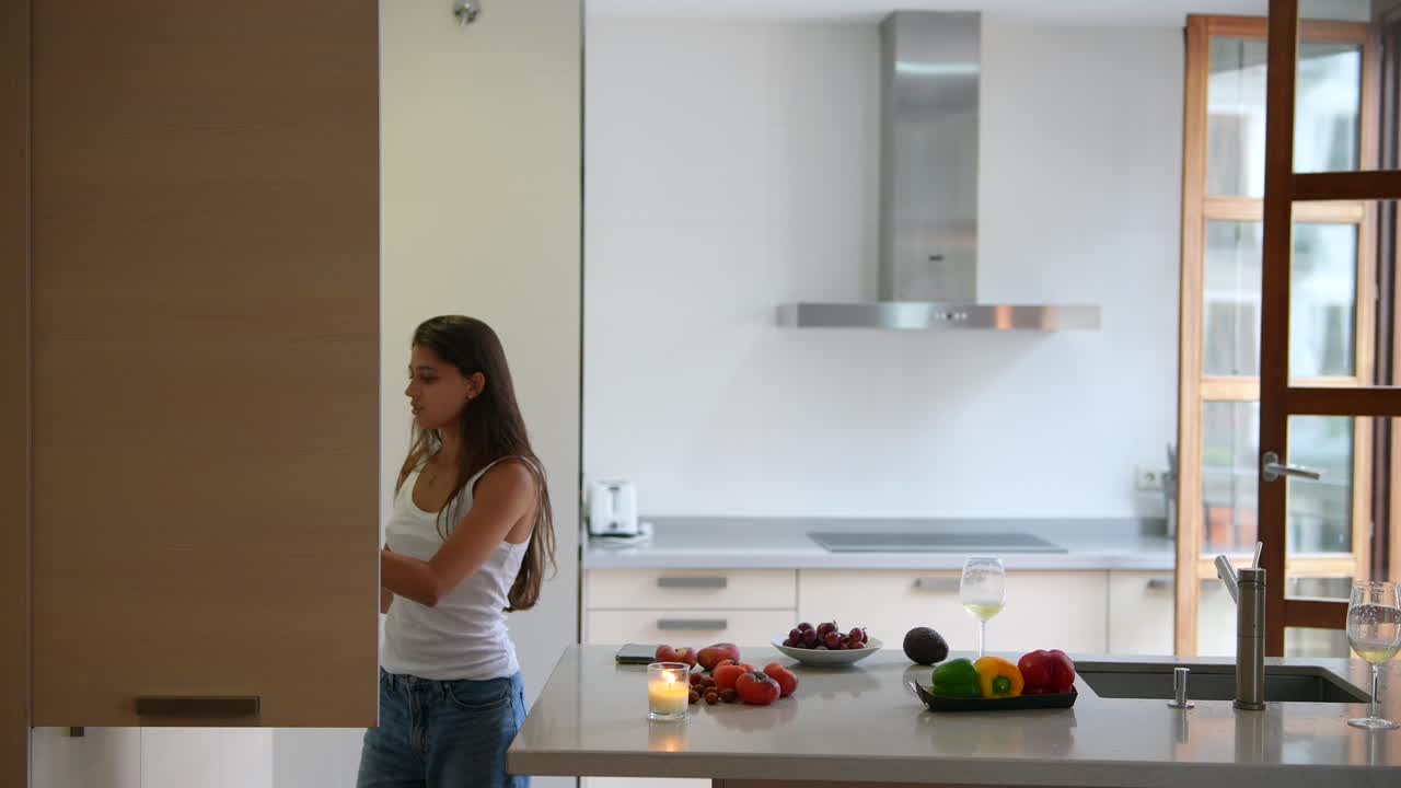 mujer preparando comida en una cocina moderna
