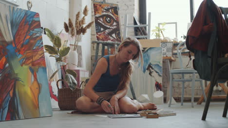 mujer artista trabajando en un estudio creativo