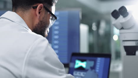 científico que trabaja en un laboratorio