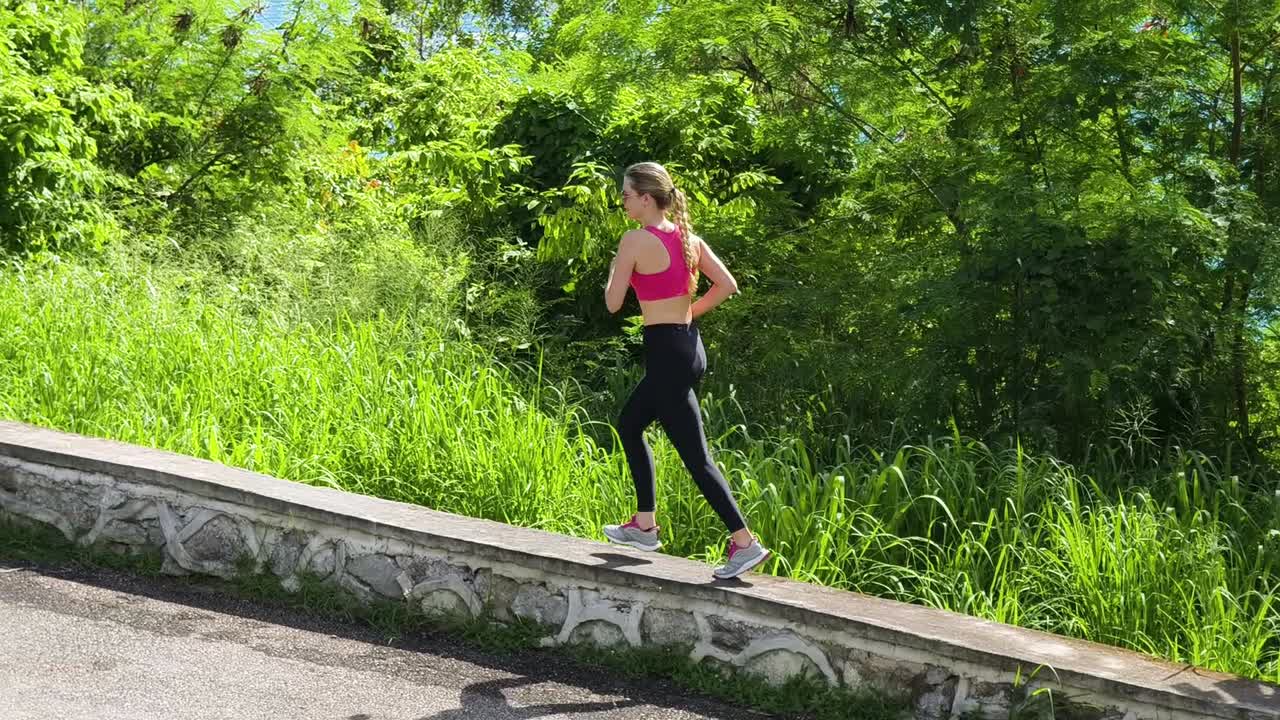 mujer corriendo al aire libre