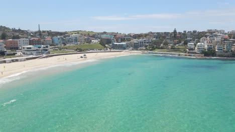 Bondi-Beach-Und-Blaues-Meer-In-Sydney,-NSW,-Australien---Vorort-Ben-Buckler