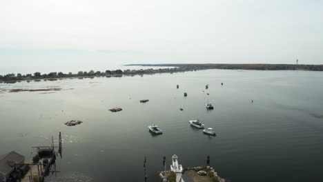 Volando-Sobre-Biddeford-Pool-Maine,-Aguas-Tranquilas-Y-Barcos-Anclados