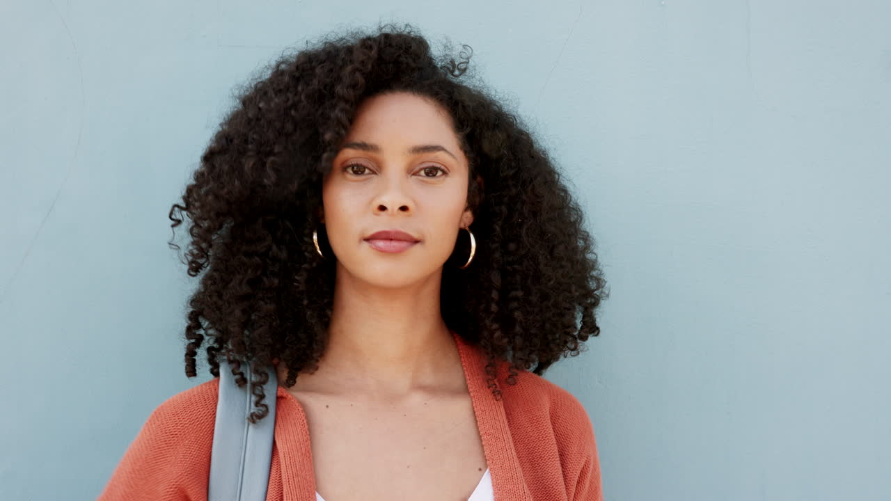 Université, jeune fille et portrait d'étudiante souriante