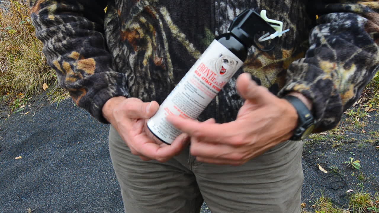 un primer plano de una lata de spray para osos que puede usarse para la autodefensa de un oso grizzly oso pardo oso kodiak ataque en la isla kodiak alaska