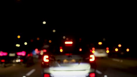 coches conduciendo en una autopista por la noche