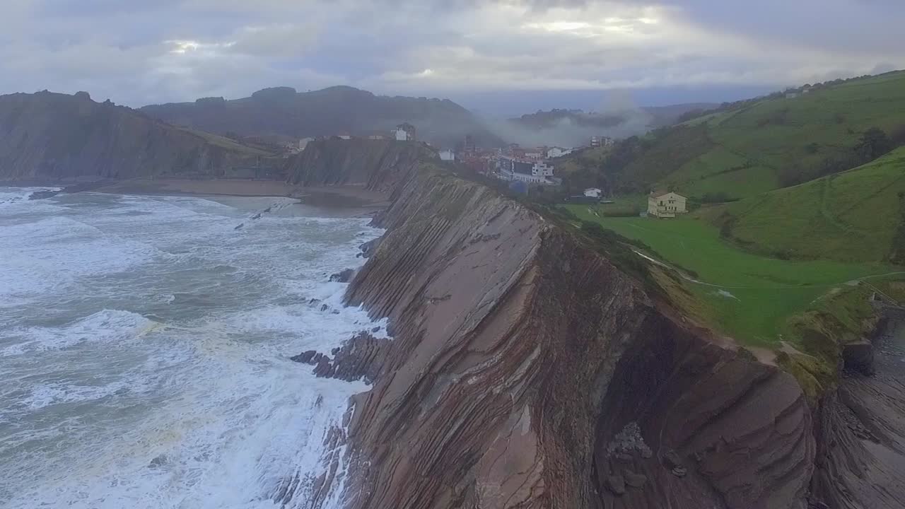 volando sobre el borde del acantilado del flysch de zumaia