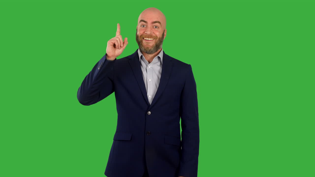 Un uomo che ha un momento di illuminazione pensando a una soluzione per un problema su green screen.