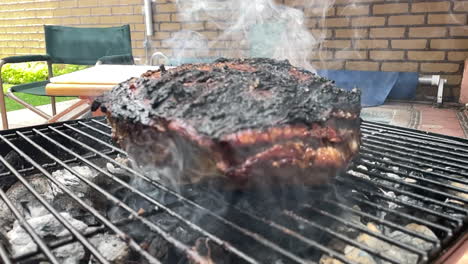 escena en cámara lenta de primer plano de la carne cortada lista para ser retirada del asador con un tenedor