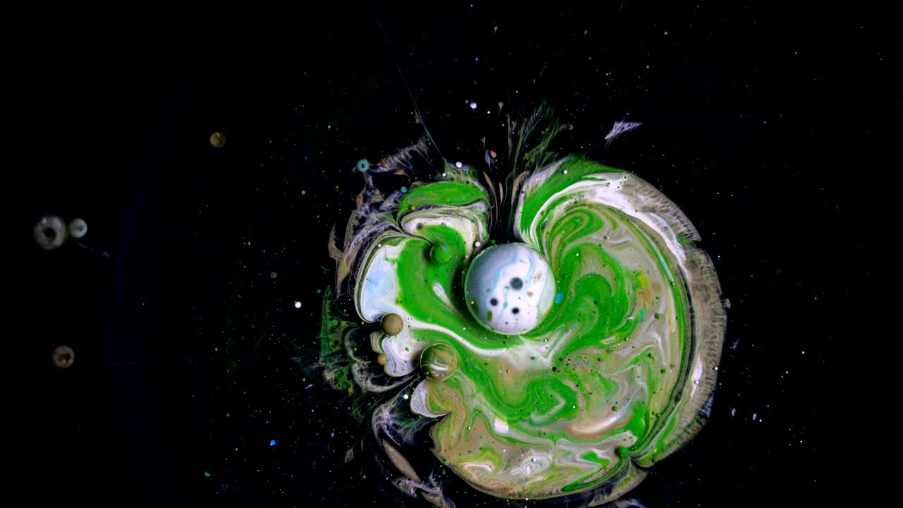 Colori in movimento, effetto liquido, bolle di sapone.
