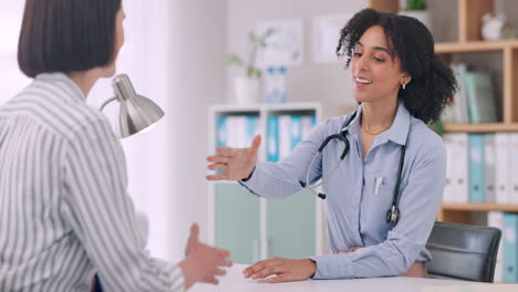 sonrisa, médico y apretón de mano con el paciente