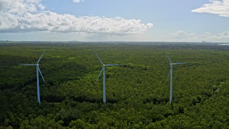 Vista-De-Retroceso-De-Drones-De-Turbinas-Eólicas-Giratorias-En-La-Plaine-Des-Roches,-Mauricio