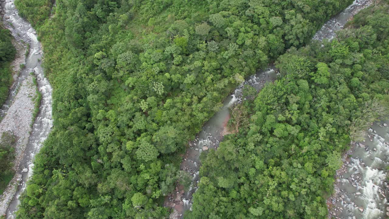 antena que se eleva sobre el río rocoso streamig entre densos bosques verdes, general viejo, costa rica