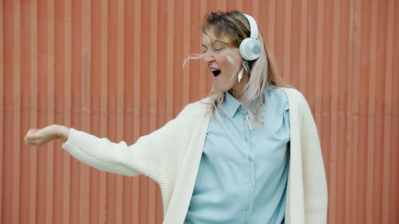 헤드폰으로 춤추는 여자