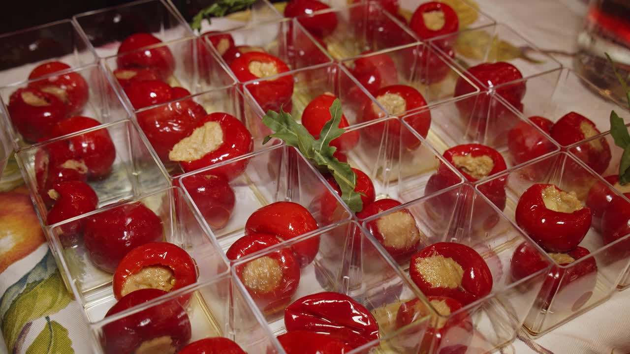 entrantes de paparer rellenos de atún colocados en una mesa de catering al aire libre