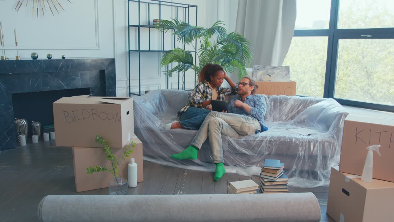 Desempacotando memórias juntos em nosso novo apartamento durante uma tarde ensolarada