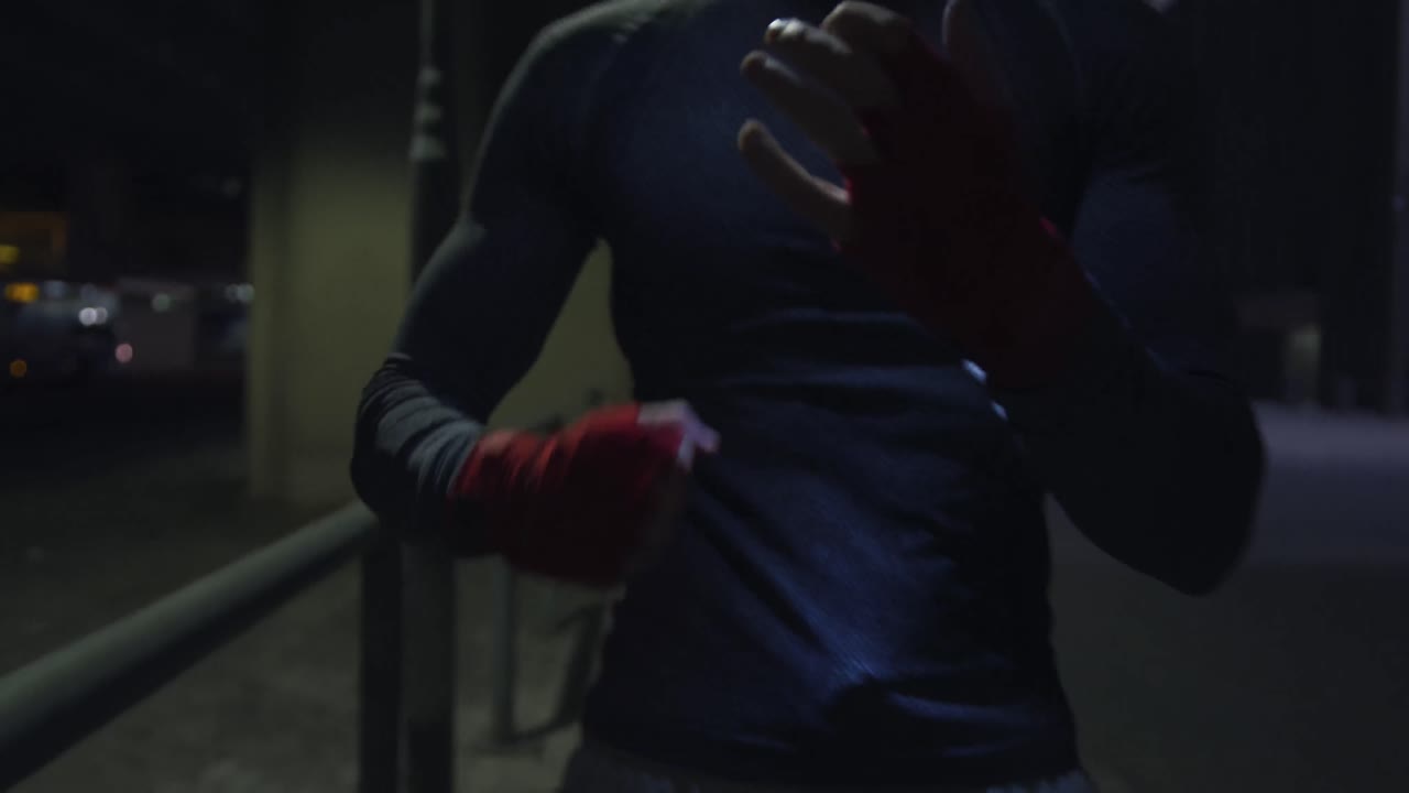 거리에서 훈련하는 스포츠적인 백인 남성