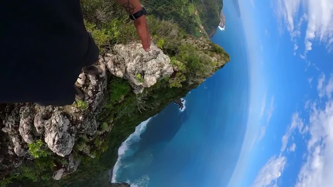 imágenes verticales de 360 de un hombre caminando cuidadosamente en el borde de pico do alto en madeira