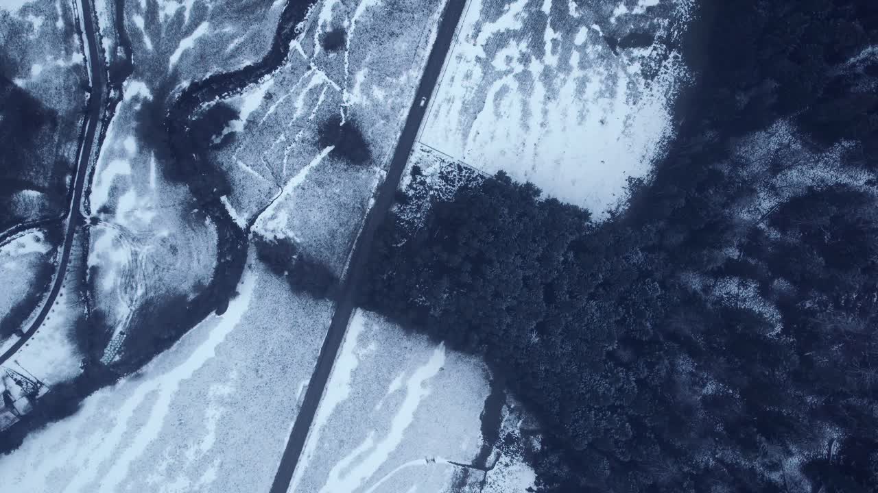 보주 프랑스 4k를 지나가는 눈 차에 덮인 들판이 있는 겨울 하향식 공중 숲길