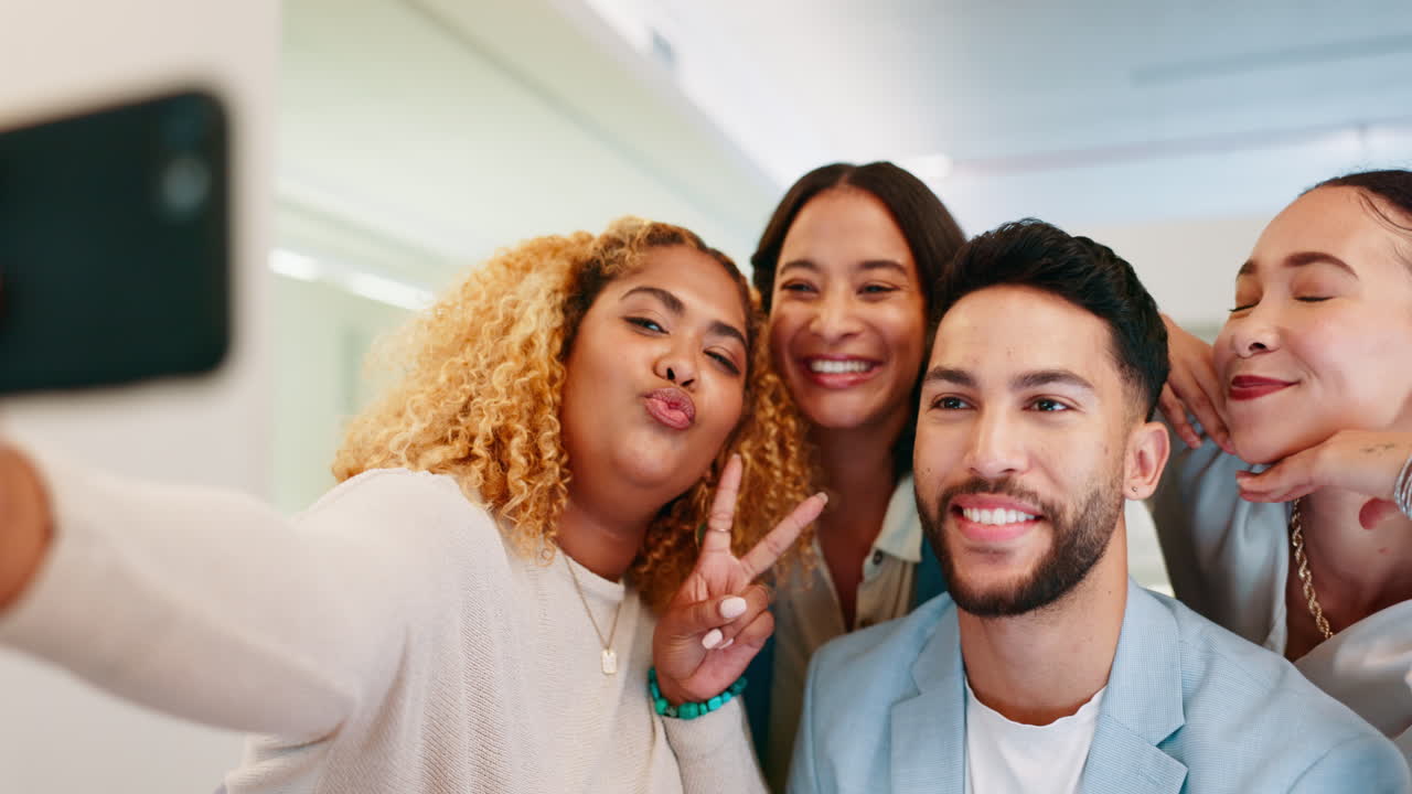 Pace, ufficio o persone entusiaste che si fanno un selfie