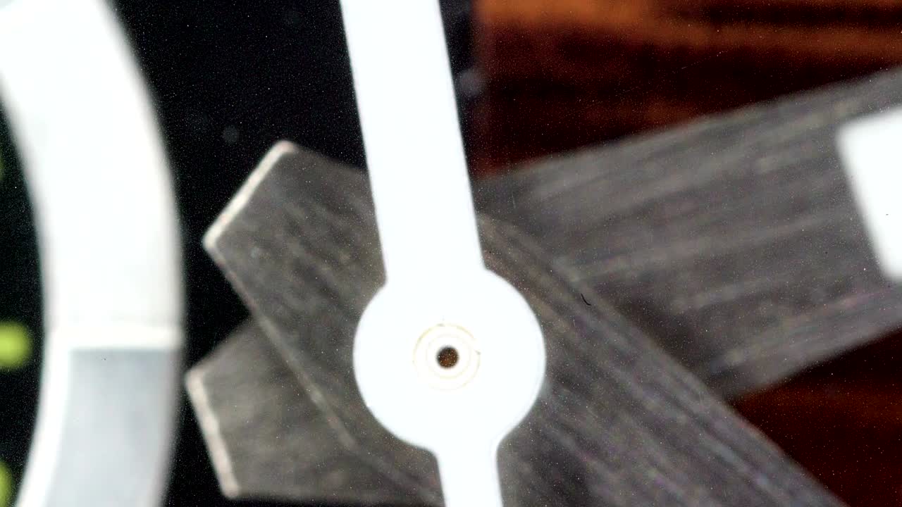 매크로 에서 시계의 분수 손에 있는 작은 구