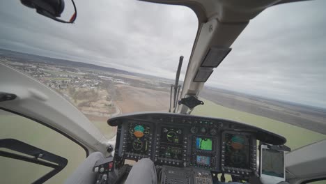 Erleben-Sie-Die-Aufregende-First-Person-Perspektive-Im-Cockpit-Eines-Bell-249-Helikopters,-Während-Er-über-Die-Ländliche-Landschaft-Fliegt