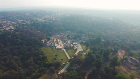 Toma-Aérea-De-Drones-Del-Antiguo-Grupo-De-Templos-Bateshwar-En-Morena-De-Madhya-Pradesh-India