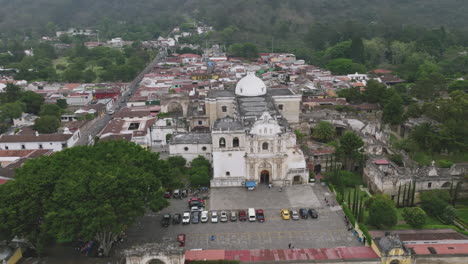 imágenes aéreas giratorias de la fachada desmoronada de una catedral en antigua, guatemala