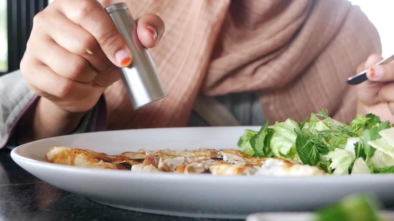 그릴 된 생선 과 러드 를 먹는 여자