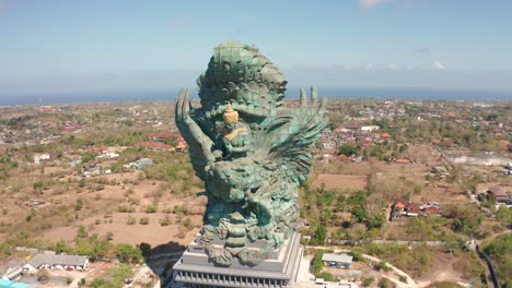 Balis-Berühmtestes-Wahrzeichen-Hindu-gott-Garuda-Wisnu-Kencana-Statue-Auch-Gwk-Statue-Ist-Eine-122-Meter-Hohe-Statue-Im-Garuda-Wisnu-Kencana-Kulturpark,-Bali,-Indonesien