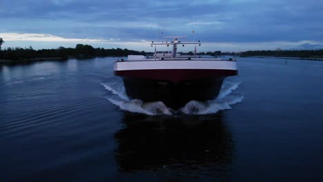 Barco-De-Carga-Factofour-Navega-En-Barendrecht,-Holanda-Meridional,-Países-Bajos