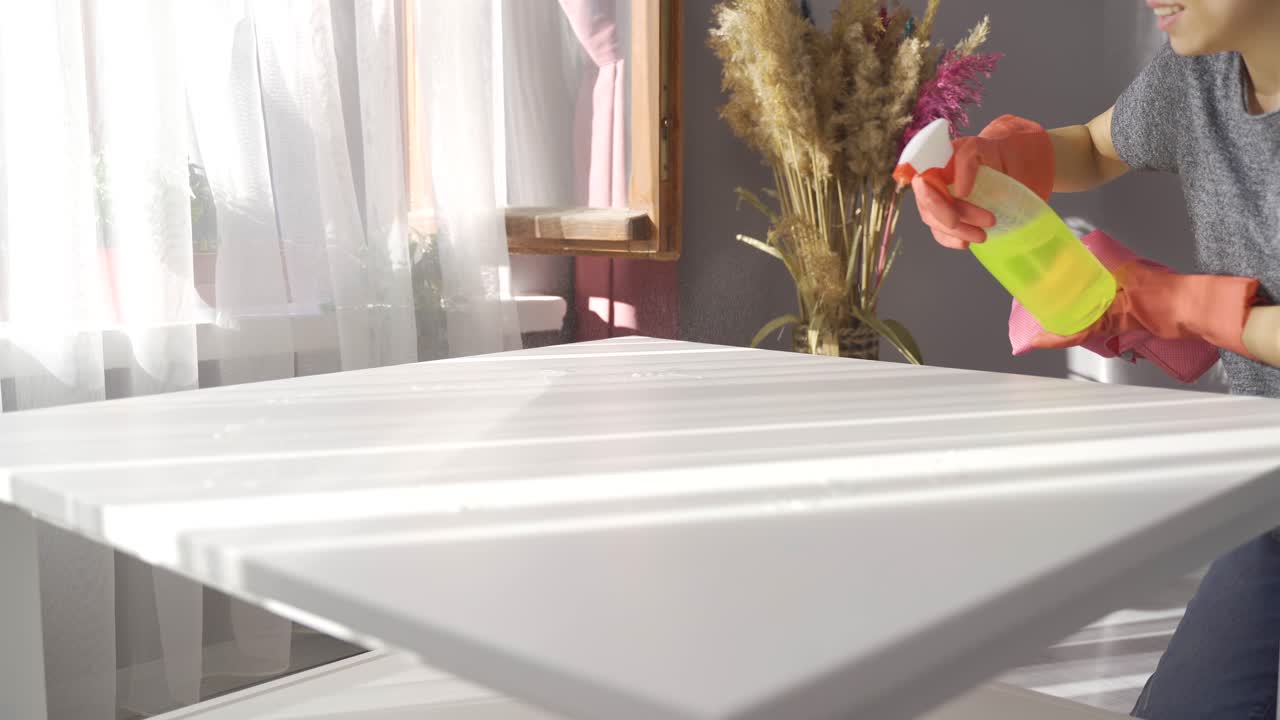 집 청소, 장갑 착용.